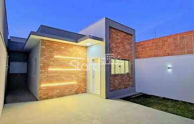 Imagem: A casa possui 3 Dormitórios, 2 Banheiros, 2 Vagas na garagem