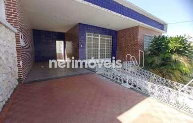 Imagem: A casa possui 4 Dormitórios, 2 Banheiros, 3 Vagas na garagem