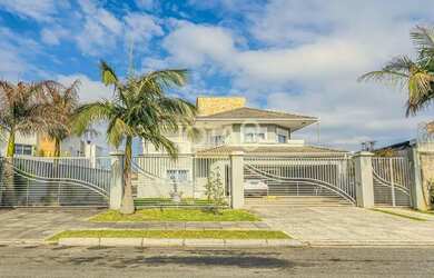 Imagem: A casa possui 4 Dormitórios, 3 Banheiros, 5 Vagas na garagem