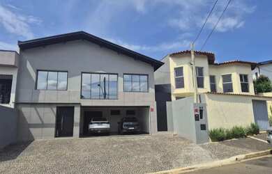 Imagem: A casa possui 3 Dormitórios, 3 Banheiros, 4 Vagas na garagem