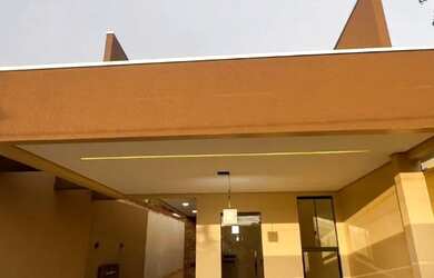 Imagem: A casa possui 3 Dormitórios, 2 Banheiros, 2 Vagas na garagem