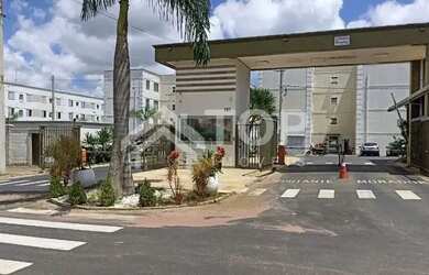 Imagem: O apartamento possui 2 Dormitórios, 1 Banheiro, 1 Vaga na garagem