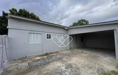 Imagem: A casa possui 2 Dormitórios, 1 Banheiro, 4 Vagas na garagem