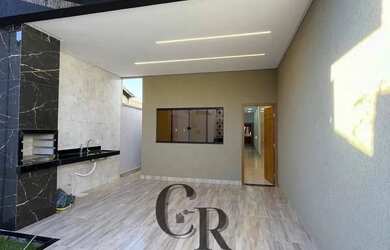 Imagem: A casa possui 3 Dormitórios, 2 Banheiros, 2 Vagas na garagem