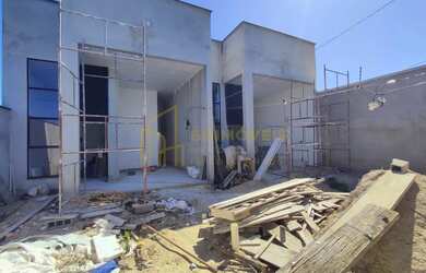 Imagem: A casa possui 3 Dormitórios, 2 Banheiros, 2 Vagas na garagem