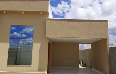 Imagem: A casa possui 3 Dormitórios, 2 Banheiros, 2 Vagas na garagem