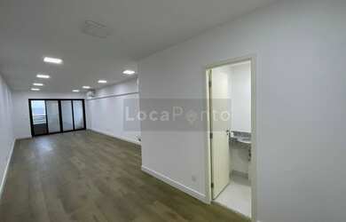 Imagem: O depósito possui 2 Vagas na garagem e 49m² de Área e está