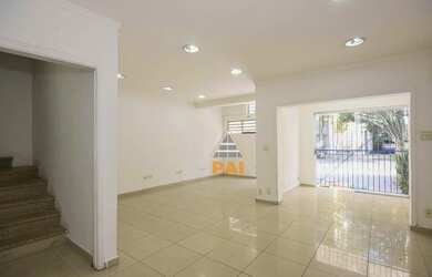 Imagem: O depósito possui 2 Vagas na garagem e 202m² de Área e está