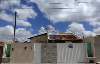 Imagem: A casa possui 3 Dormitórios, 1 Banheiro, 2 Vagas na garagem