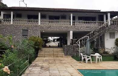 Imagem: A casa possui 5 Dormitórios, 4 Banheiros, 5 Vagas na garagem