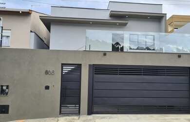 Imagem: A casa possui 3 Dormitórios, 3 Banheiros, 2 Vagas na garagem