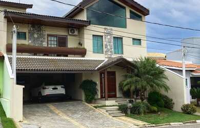 Imagem: A casa em condomínio possui 5 Dormitórios, 5 Banheiros, 4