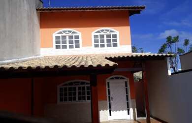 Imagem: A casa possui 2 Dormitórios, 3 Banheiros, 2 Vagas na garagem