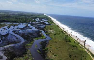 Imagem: O terreno está localizado em Arembepe, Camaçari à venda por