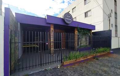 Imagem: A casa possui 3 Dormitórios, 1 Banheiro, 2 Vagas na garagem