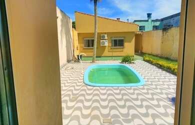 Imagem: A casa possui 3 Dormitórios, 2 Banheiros, 2 Vagas na garagem