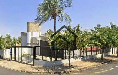 Imagem: A casa possui 4 Dormitórios, 3 Banheiros, 4 Vagas na garagem