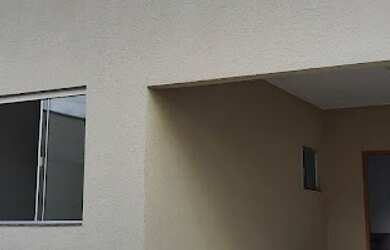 Imagem: A casa possui 3 Dormitórios, 1 Banheiro, 2 Vagas na garagem