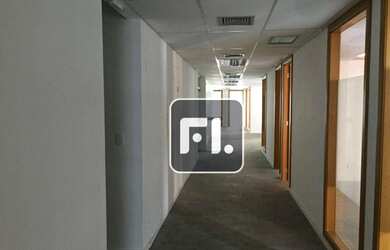 Imagem: O depósito possui 5 Vagas na garagem e 330m² de Área e está