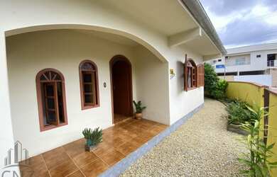 Imagem: A casa possui 3 Dormitórios, 2 Banheiros, 1 Vaga na garagem