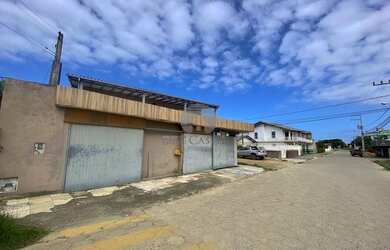 Imagem: A casa possui 4 Dormitórios, 2 Banheiros, 3 Vagas na garagem