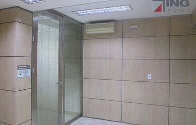 Imagem: O depósito possui 3 Vagas na garagem, 230m² de Área e está