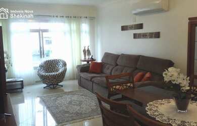 Imagem: A casa possui 3 Dormitórios, 3 Banheiros, 4 Vagas na garagem