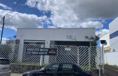 Imagem: A casa possui 4 Dormitórios, 2 Banheiros, 2 Vagas na garagem