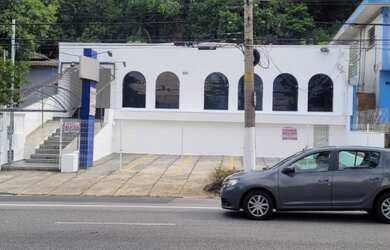 Imagem: O depósito possui 4 Vagas na garagem, 590m² de Área e está