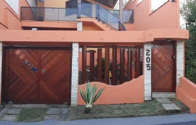 Imagem: A casa possui 3 Dormitórios, 3 Banheiros, 2 Vagas na garagem