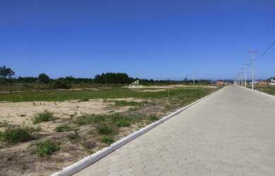 Imagem: O terreno possui 300m² de Área e está localizado em Balneário