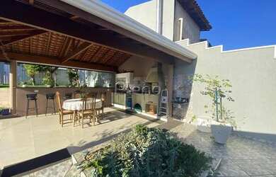 Imagem: A casa possui 2 Dormitórios, 1 Banheiro, 2 Vagas na garagem