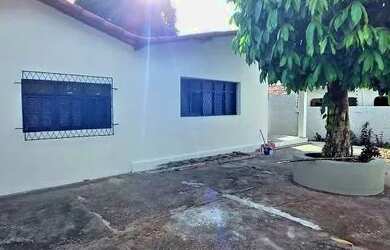 Imagem: A casa possui 3 Dormitórios, 1 Banheiro, 2 Vagas na garagem