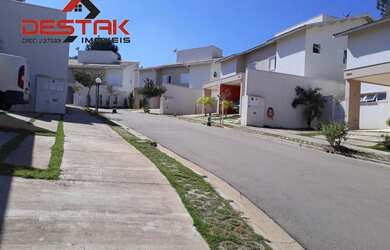 Imagem: A casa em condomínio possui 3 Dormitórios, 4 Banheiros, 3