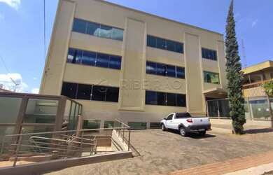 Imagem: O depósito possui 3 Vagas na garagem, 67m² de Área e está