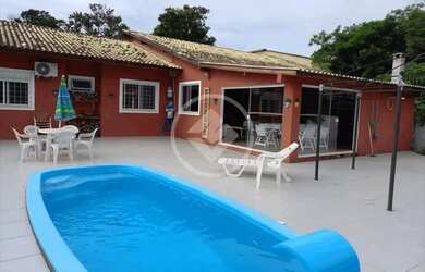 Imagem: A casa possui 4 Dormitórios, 3 Banheiros, 2 Vagas na garagem