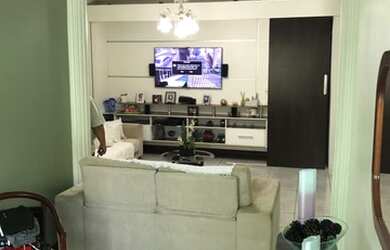 Imagem: A casa possui 3 Dormitórios, 3 Banheiros, 2 Vagas na garagem