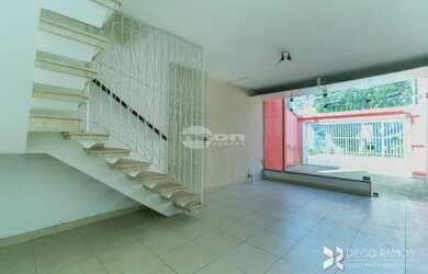 Imagem: A casa possui 2 Banheiros, 2 Vagas na garagem e 120m² de Área