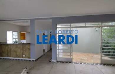 Imagem: A casa possui 4 Dormitórios, 5 Banheiros, 3 Vagas na garagem