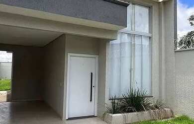 Imagem: A casa possui 3 Dormitórios, 2 Banheiros e está localizado