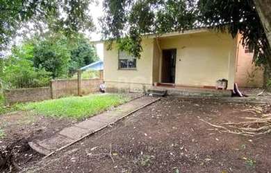 Imagem: A casa possui 2 Dormitórios, 1 Banheiro, 2 Vagas na garagem