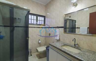 Imagem: A casa possui 4 Dormitórios, 2 Banheiros, 2 Vagas na garagem