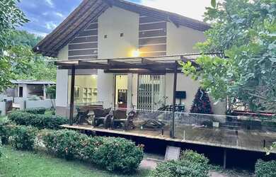 Imagem: A casa possui 4 Dormitórios, 3 Banheiros, 2 Vagas na garagem