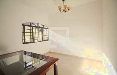 Imagem: A casa possui 1 Dormitório, 1 Banheiro, 1 Vaga na garagem