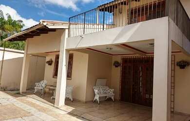 Imagem: A casa possui 4 Dormitórios, 3 Banheiros, 4 Vagas na garagem