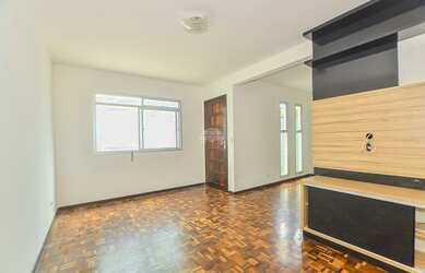 Imagem: A casa possui 3 Dormitórios, 3 Banheiros, 2 Vagas na garagem