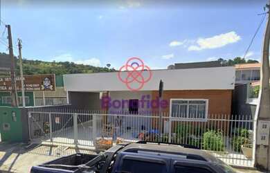 Imagem: A casa possui 4 Dormitórios, 2 Banheiros, 4 Vagas na garagem