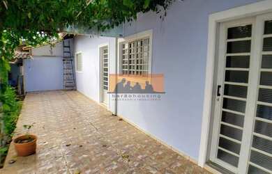 Imagem: A casa possui 1 Dormitório, 1 Banheiro, 4 Vagas na garagem