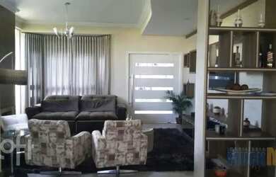 Imagem: A casa possui 3 Dormitórios, 2 Banheiros, 4 Vagas na garagem