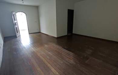 Imagem: A casa possui 4 Dormitórios, 2 Banheiros, 2 Vagas na garagem